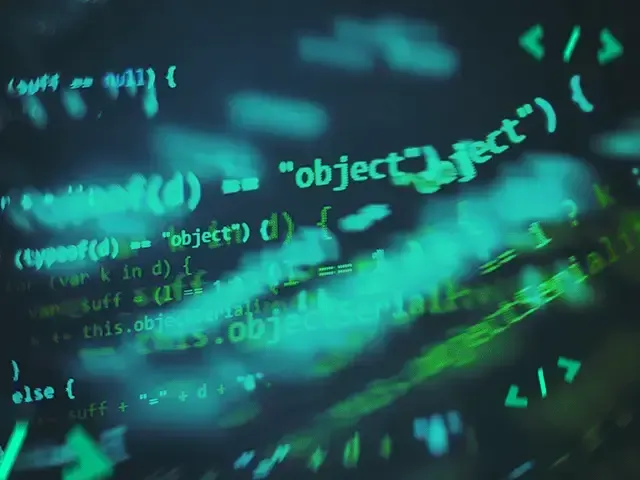 Profissionais de empresas desenvolvedoras de software discutindo inovação e transformação digital