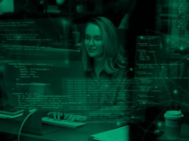 Mulher programadora trabalhando em computador