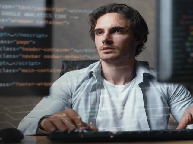 Programador desenvolvendo códigos de back end em seu ambiente de trabalho