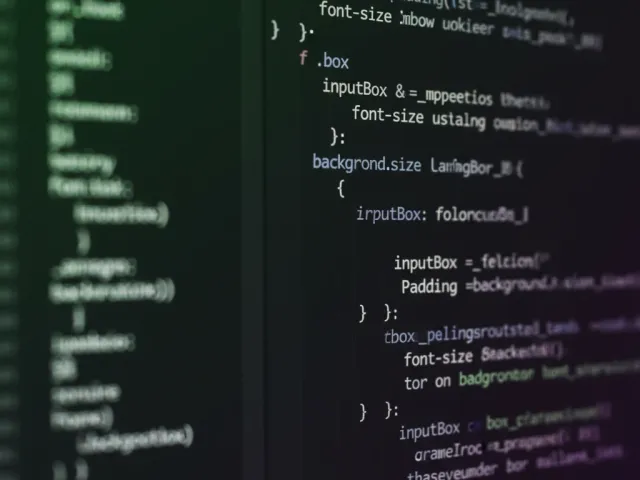 Tela exibindo código de estilização web em close-up, com filtro de tons verdes e roxos, ilustrando detalhes técnicos do trabalho de um desenvolvedor de aplicativo.