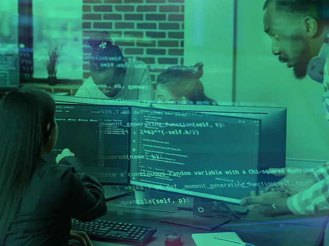 Profissional planejando o desenvolvimento de aplicativos em um notebook