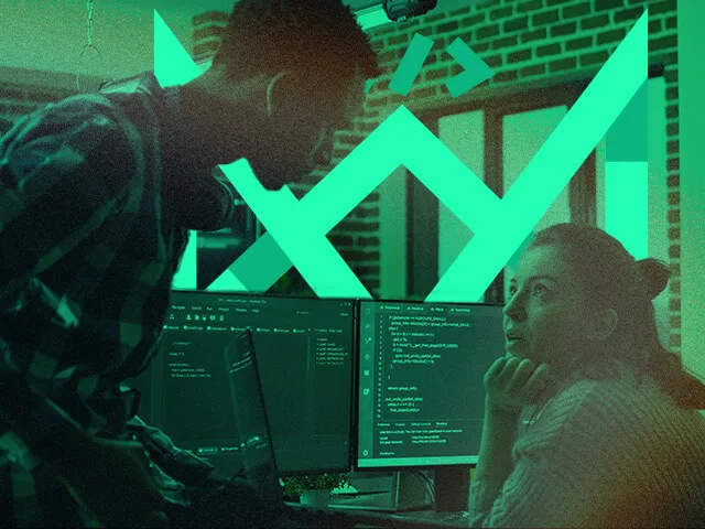 Profissional desenvolvedor de app analisando código em ambiente corporativo