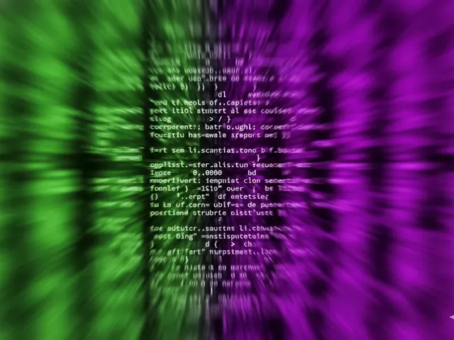 Tela exibindo código-fonte em duas colunas; à esquerda, estrutura de pastas de um projeto, à direita, código Ruby on Rails com validações e associações. A imagem possui filtro de tom verde.