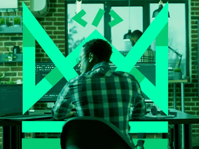 Programador de software analisando código em ambiente corporativo