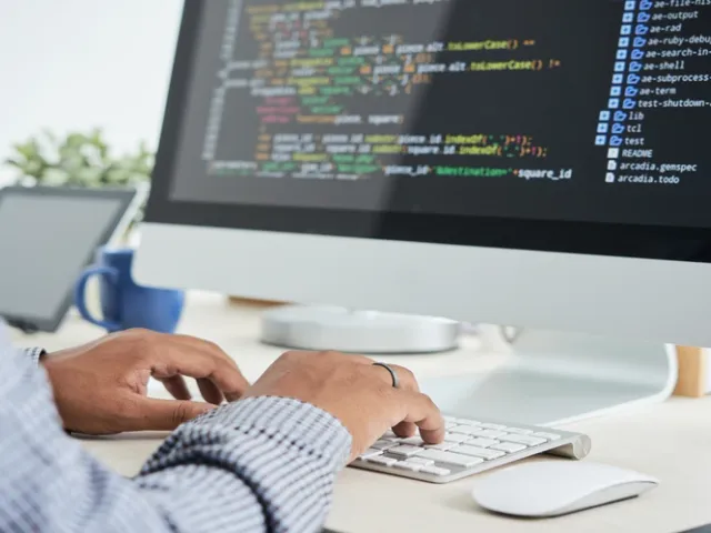 Desenvolvedor programando códigos de front-end e back-end em escritório