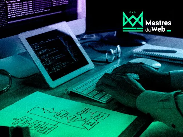 Pessoa programando em computador desktop e tablet