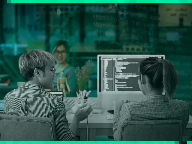 Desenvolvedores de sistemas otimizando processos em uma empresa moderna