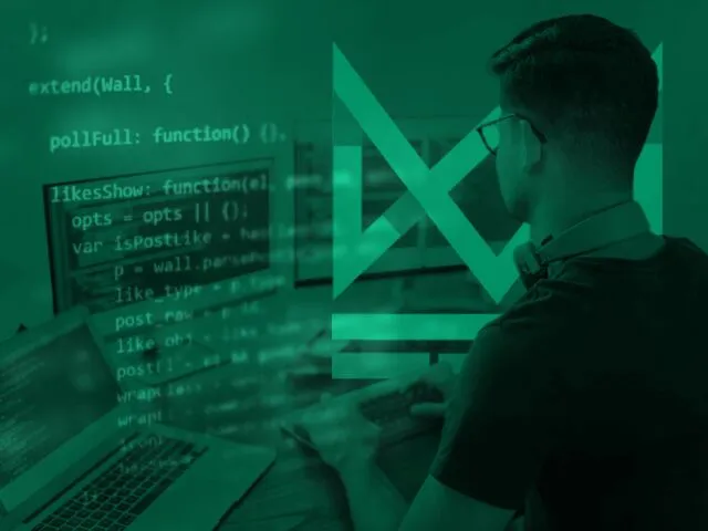 Programador trabalhando em código fonte