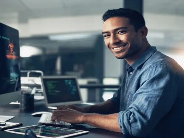 Programador desenvolvendo software escalável em escritório moderno