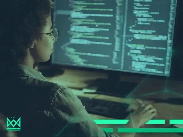 Equipe de empresas desenvolvedoras de software analisando código em ambiente corporativo